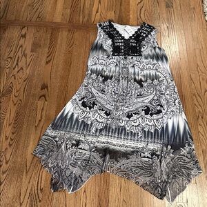 NWT- women’s World Unity black and white dress. Size 2X